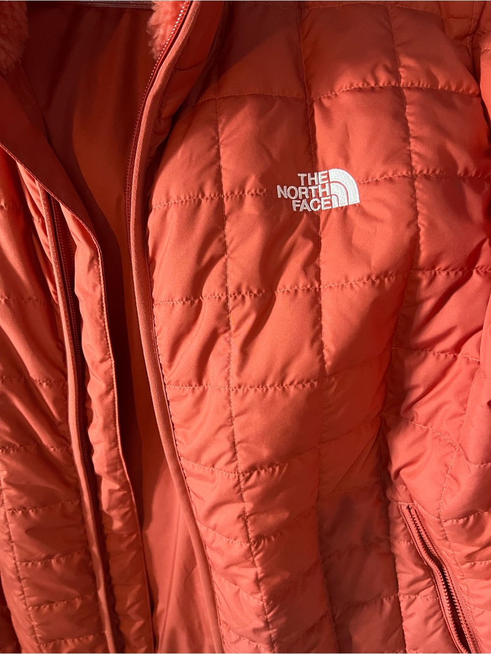 The North Face Women's Quilted Red Puffer Jacket with Sherpa Collar - Picture 4 of 4